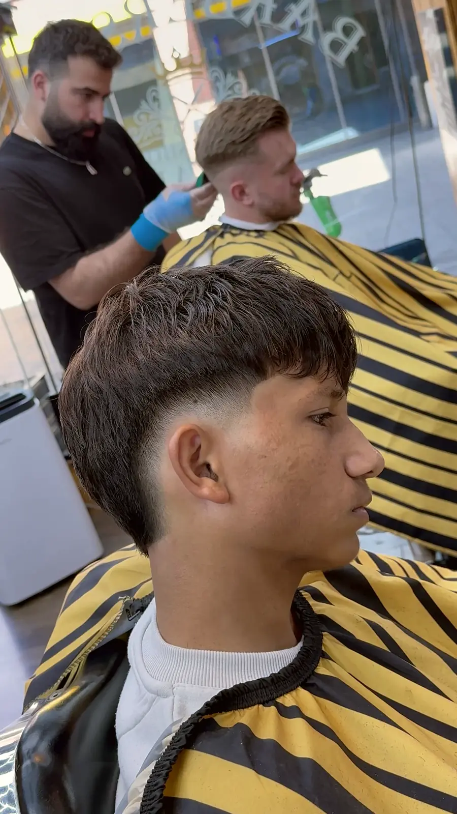 Fade mit Fransen im gelb-schwarz gestreiften Umhang