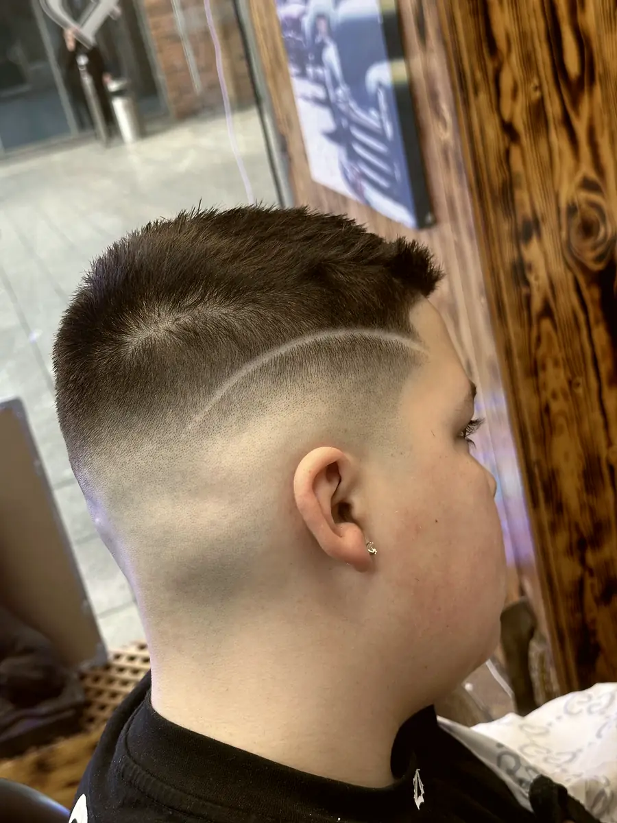 Skin Fade von der Seite mit rasierter Linie